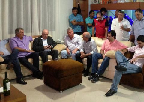  Melo vai a casa de Marcelo Serafim e reúne com Artur